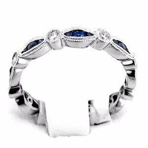 Sapphire and diamond ring set in 14kt white gold