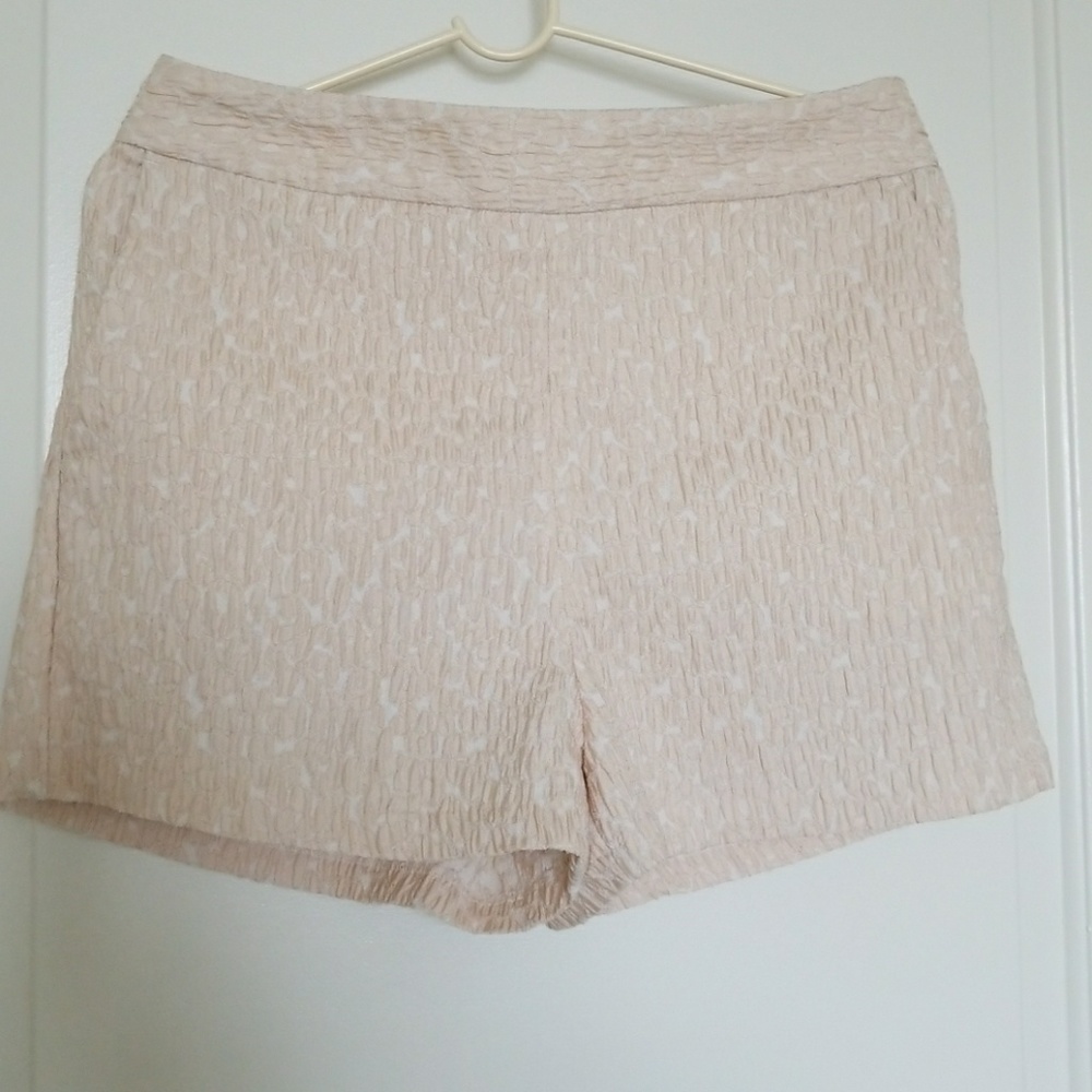 Express. Light pink short.