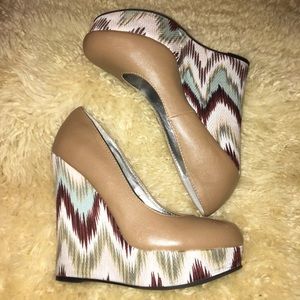 Beige wedges with design on the wedge
