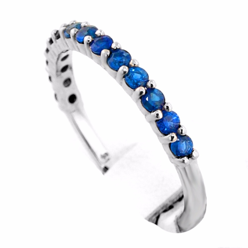 Sapphire ring with 14stones set in 14kt white gold