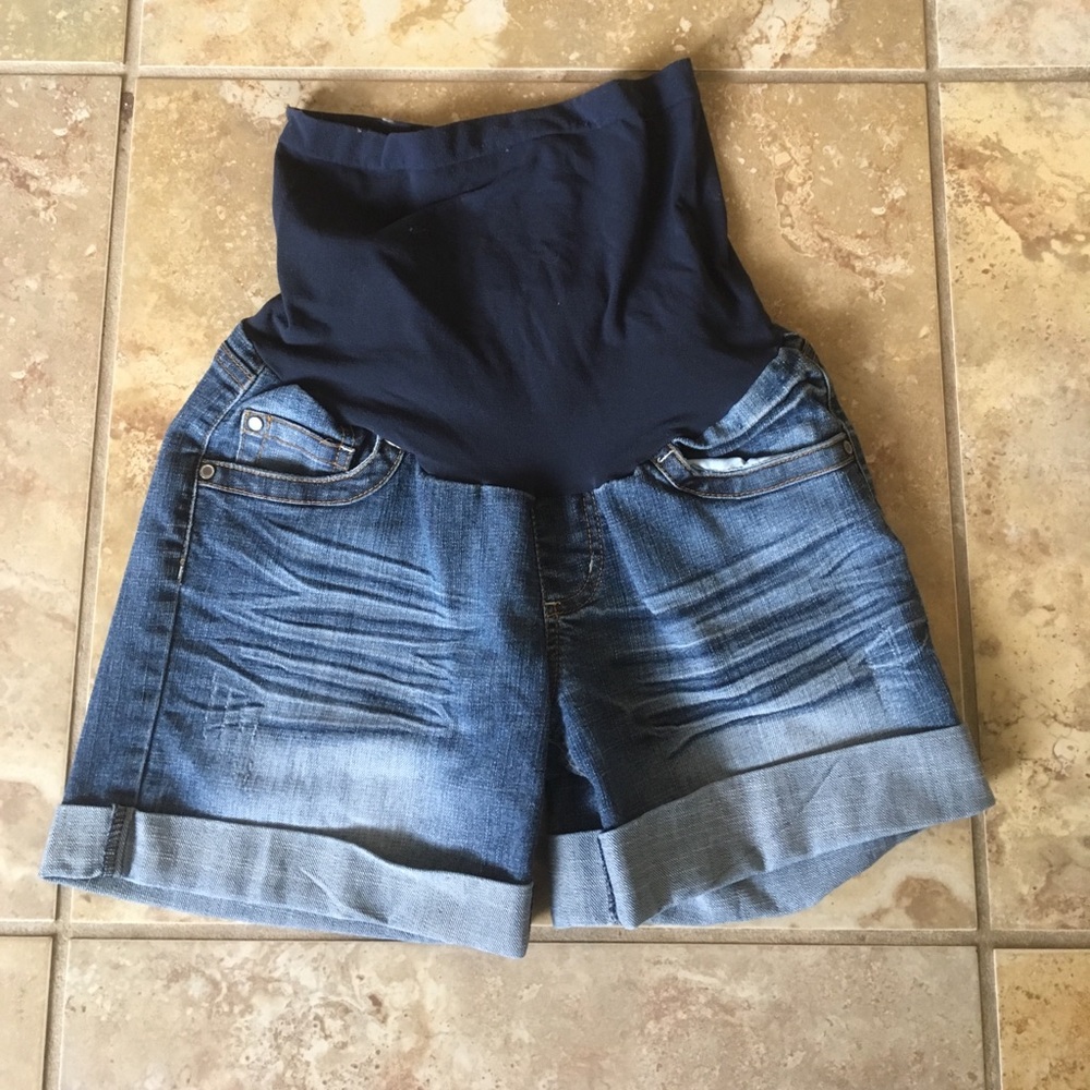 Maternity cuffed denim shorts