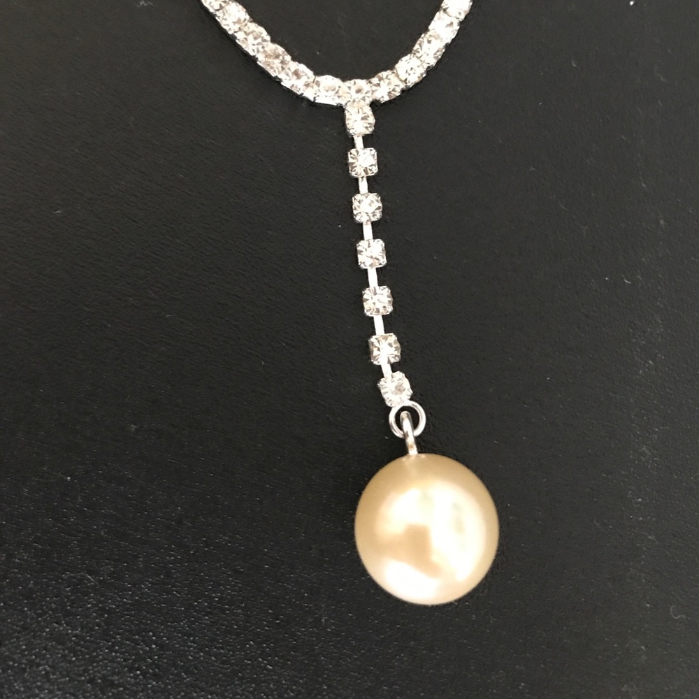 Pearl with cleat rhinestones necklace.