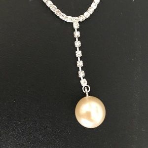 Pearl with cleat rhinestones necklace.