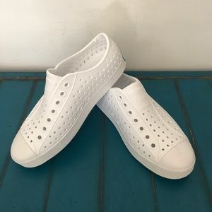 Tennis shoes