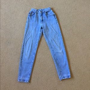 blue levi mom jeans