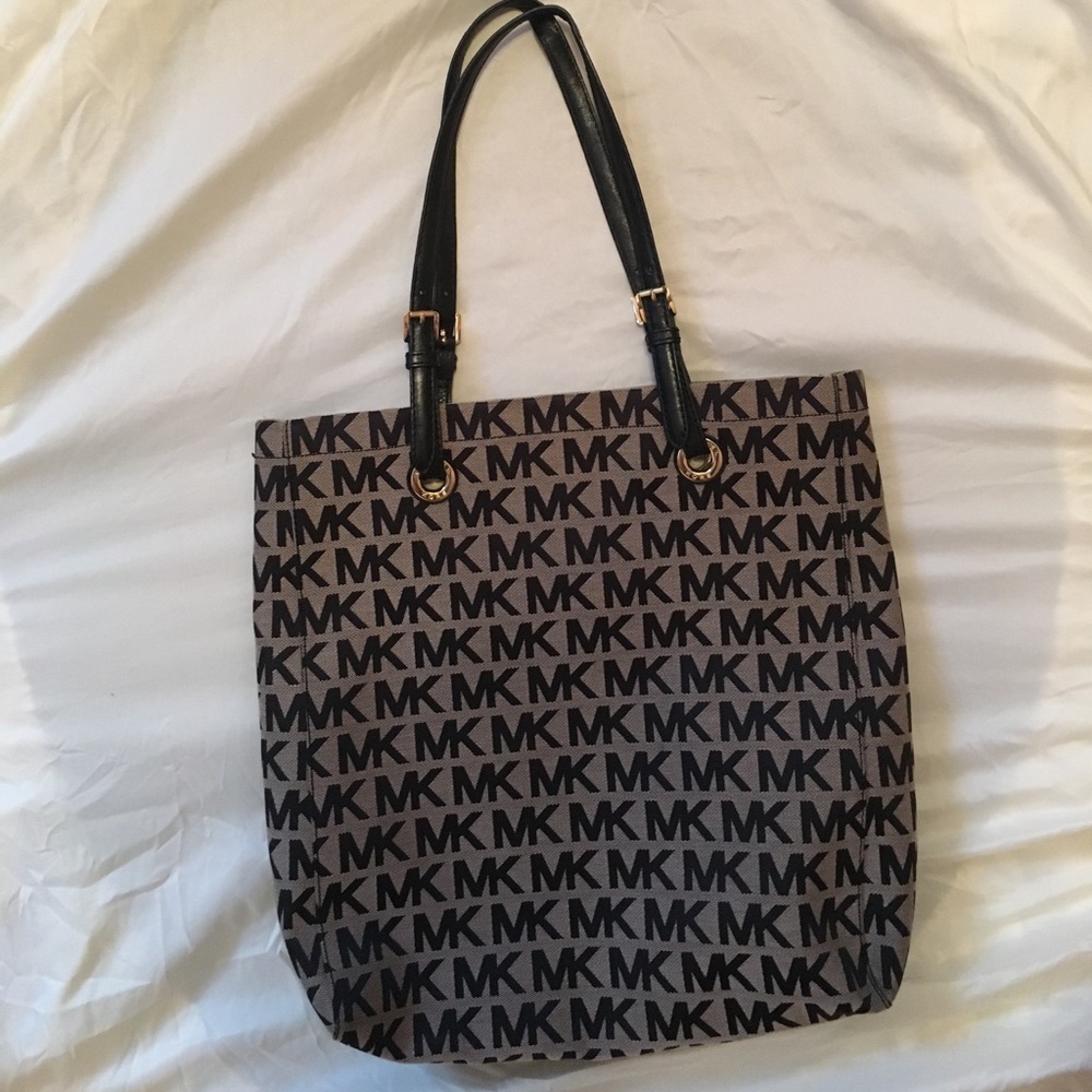 Like New Michael Kors signature Tote