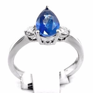 Sapphire ring with diamonds set in 18kt white gold