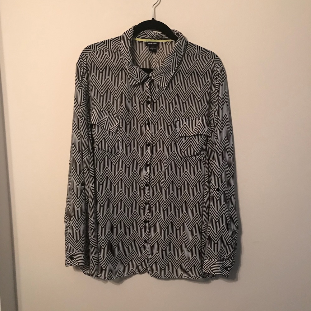 Plus Size Torrid 3 zig zag button down blouse
