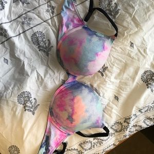 Victoria Secret push up bra. Size 36D.
