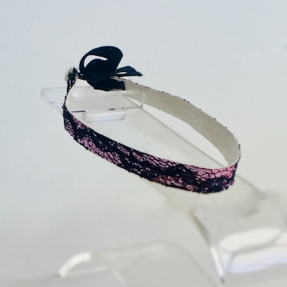 Choker with pink sparkles and black lace design