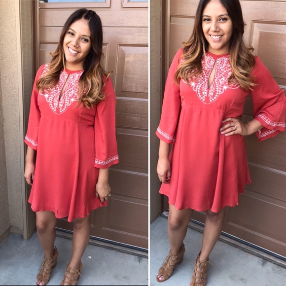 Bohemian Embroirdered Keyhole Dress - Picture 6 of 8