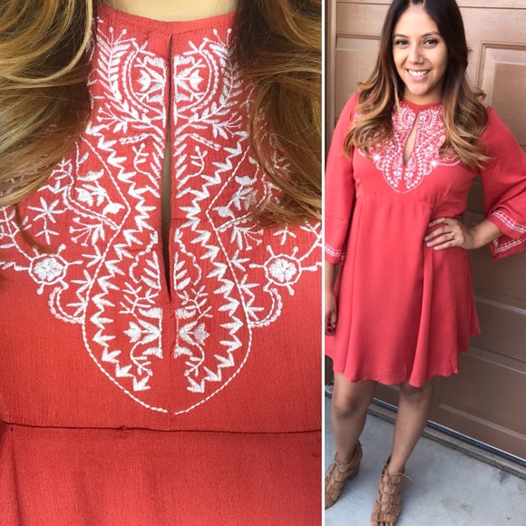 Bohemian Embroirdered Keyhole Dress - Picture 5 of 8