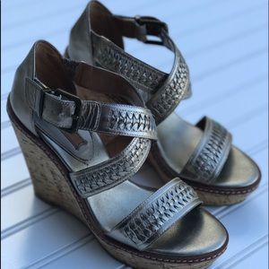 Gold leather Banana Republic wedge Sz 7 EUC Gold leather Banana Republic wedge Sz 7 EUC