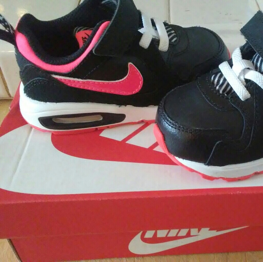 Toddler girls nike air max and  converse size 5