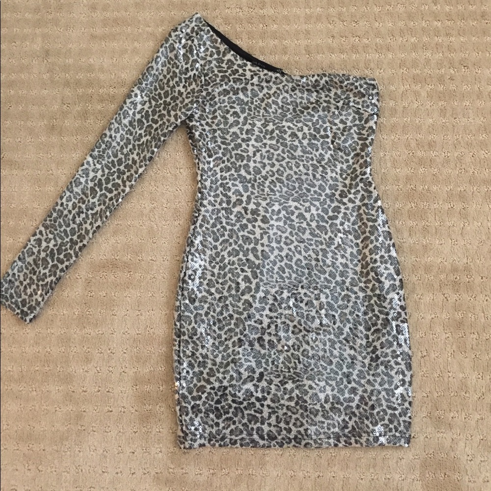 Printed one shoulder body con dress!