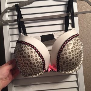 New Victoria’s Secret “very sexy push-up” bra