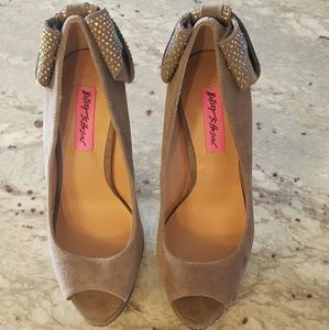 Betsey Johnson taupe heels
