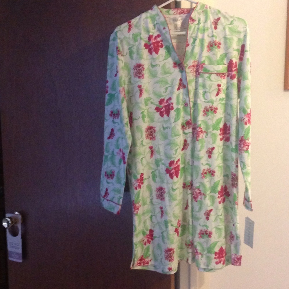 Pretty New Ladies Night Shirt Large