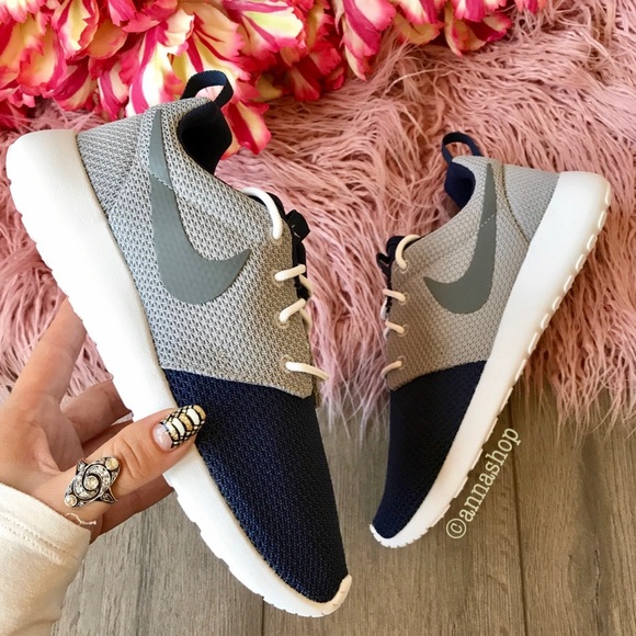 Nike Shoes - NWT Nike ID Roshe 🐺 grey blue