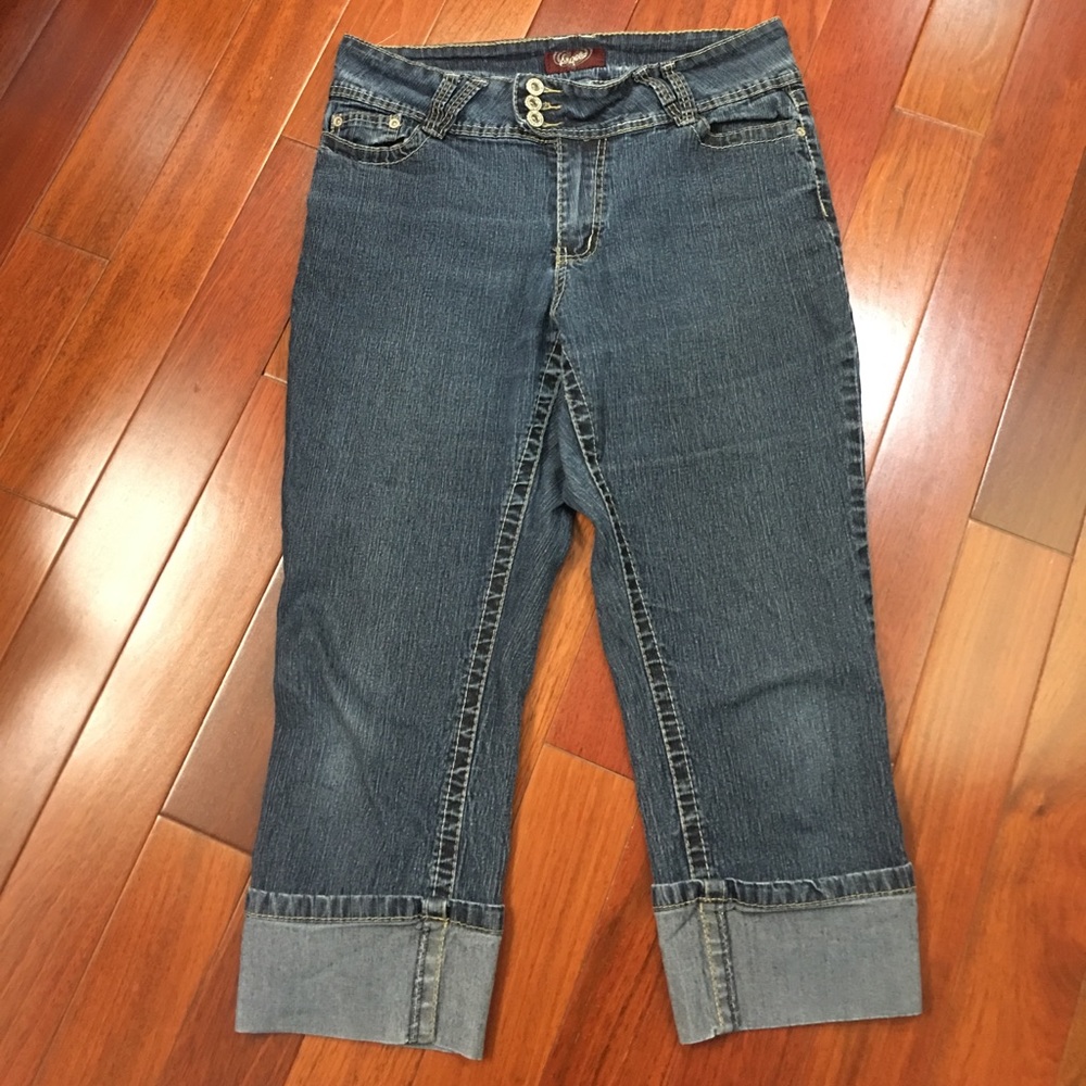 Stretchy denim capris