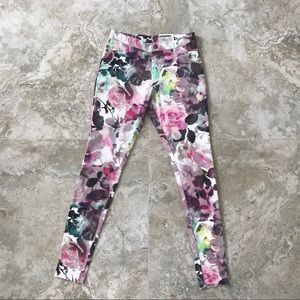 NWT 'HUE' floral pattern leggings