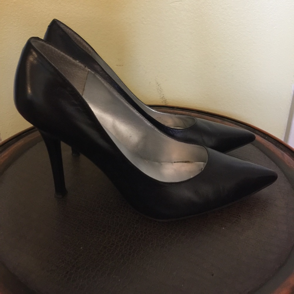 Black pumps