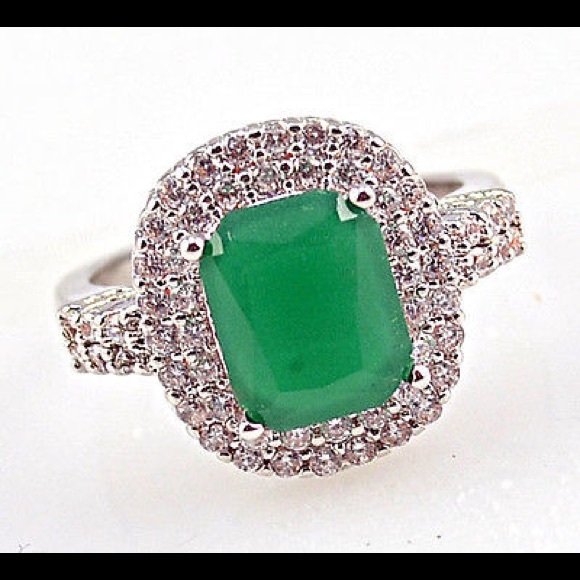 Jewelry - 🌹 2-85 ct. Emerald Stone in .925 silver