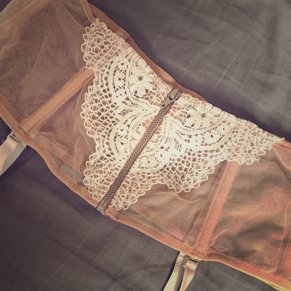 NWOT Victoria’s Secret Bridal Garter Belt