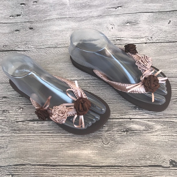 🌷 NEW Gorgeous Floral Havaianas Sandals - Picture 2 of 8