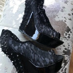 Black lace wedge
