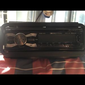 SOUNDSTREAM Car radio