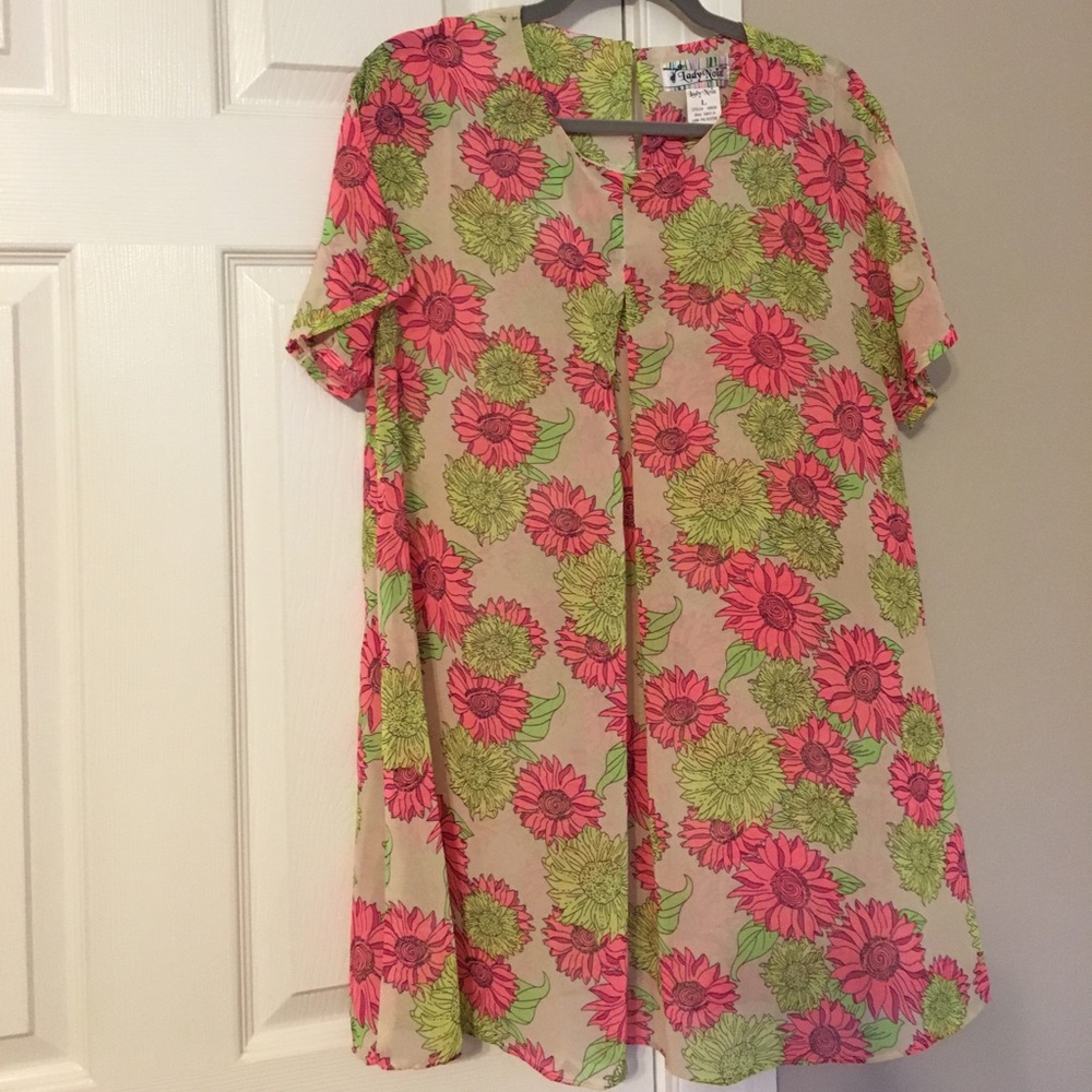 Ladies tunic top Great for Spring