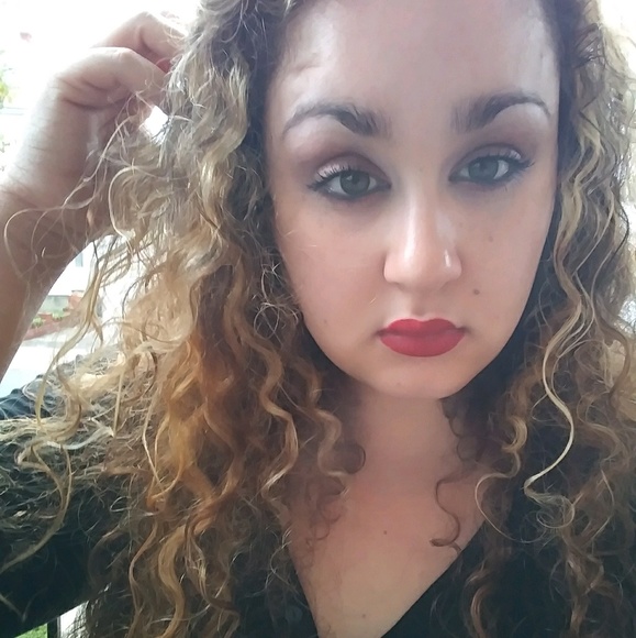 Meet your Posher, Courtney - Picture 1 of 1