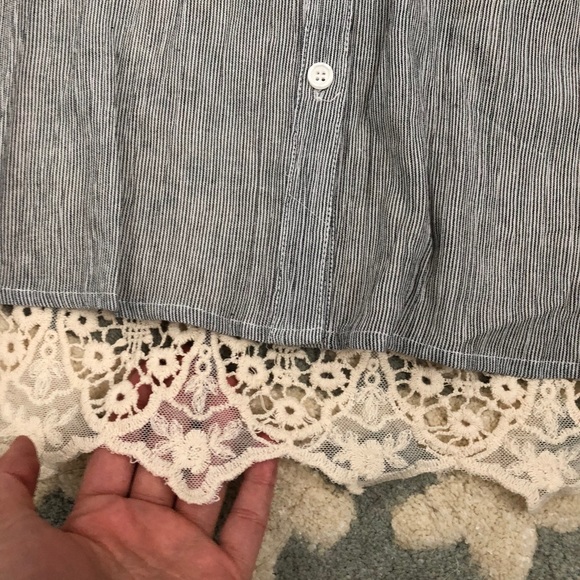 Juliet Lace Back Button Up Blouse - Picture 4 of 6