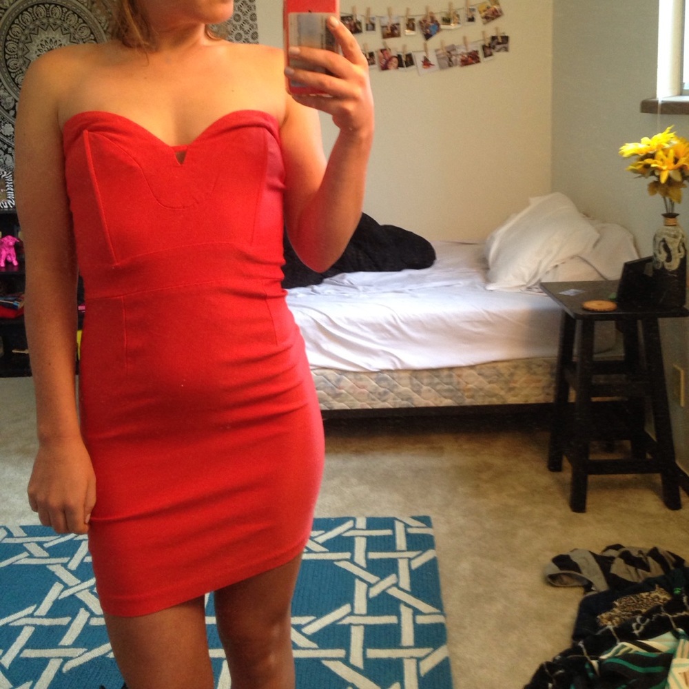 RED STRAPLESS COCKTAIL DRESS