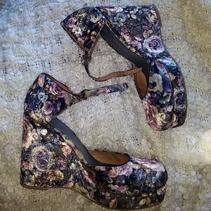 Brand new, RESOLED velvet 4" platforms
