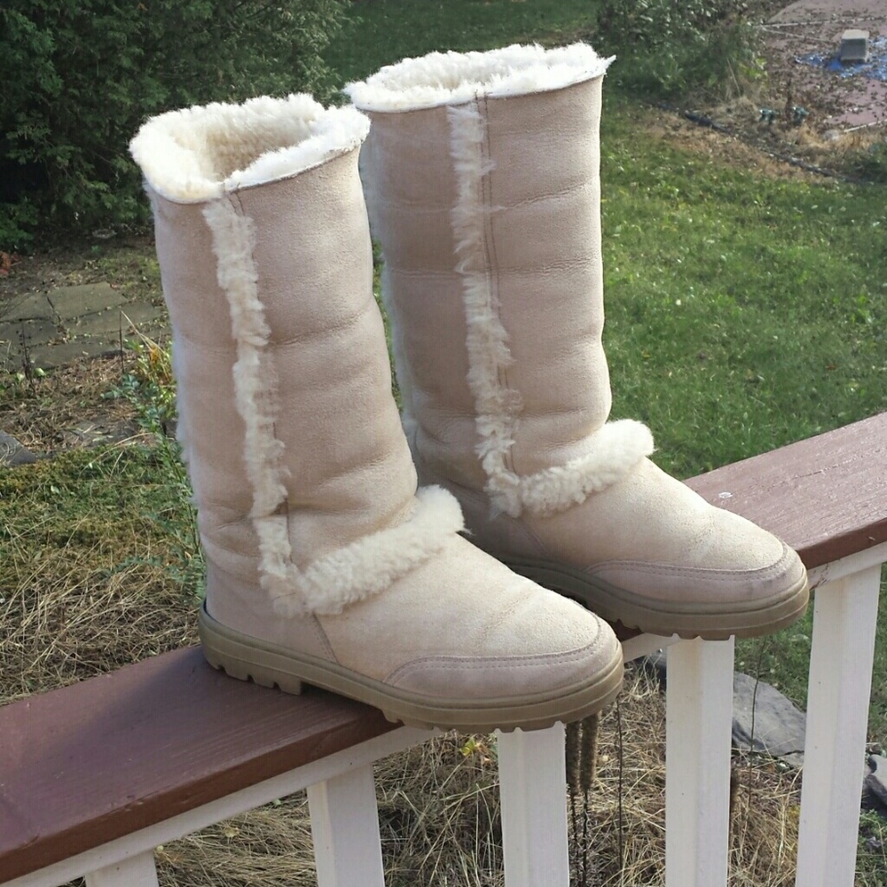 Ugg Sundance II tall boots sand size 8