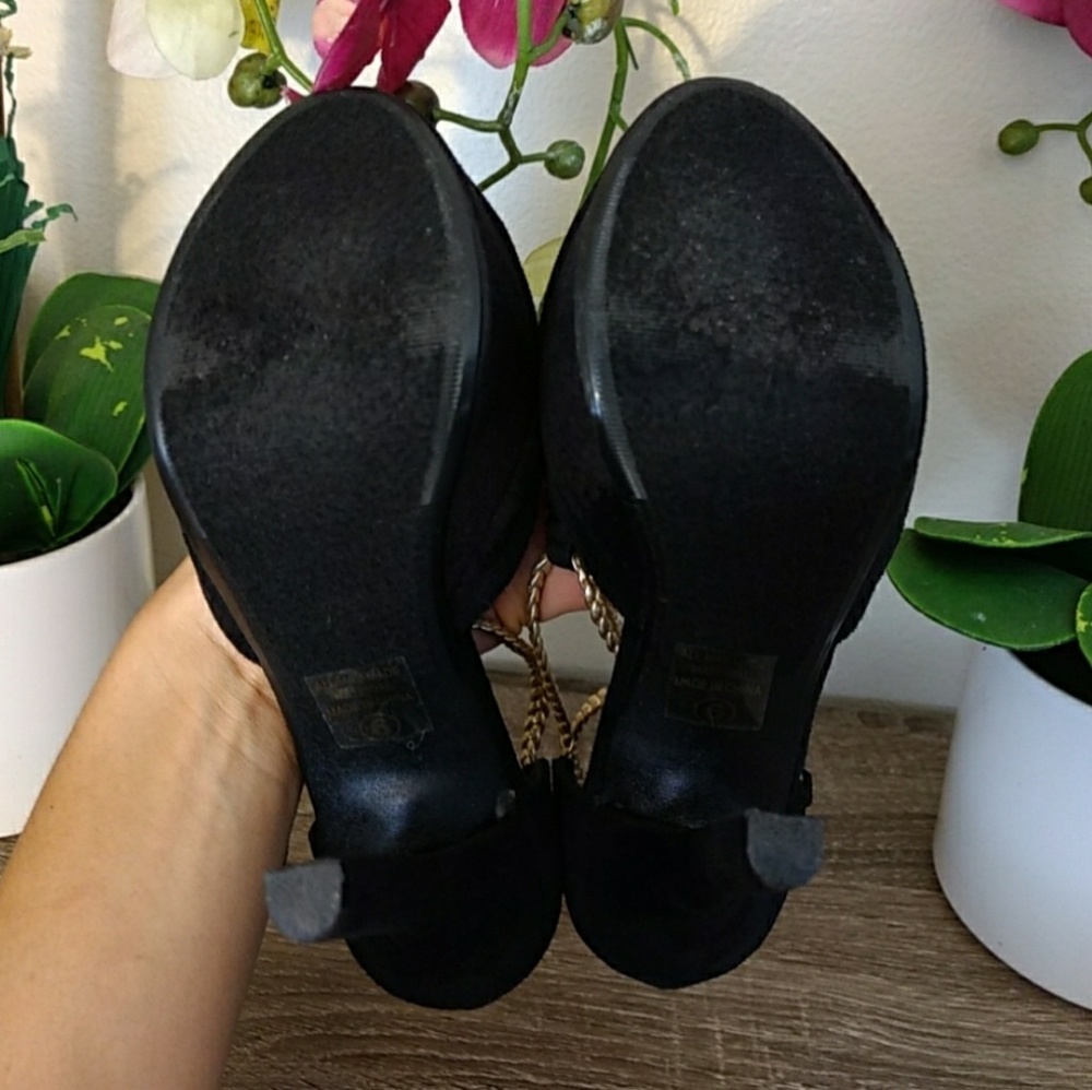 ❣️SOLD!!❣️Black and Gold Heels - Picture 8 of 8