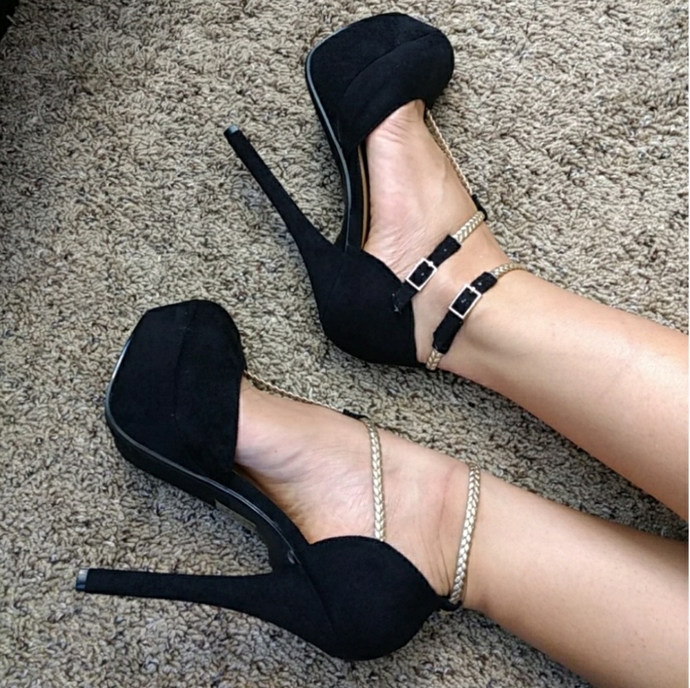 ❣️SOLD!!❣️Black and Gold Heels - Picture 1 of 8