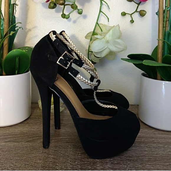 ❣️SOLD!!❣️Black and Gold Heels - Picture 3 of 8