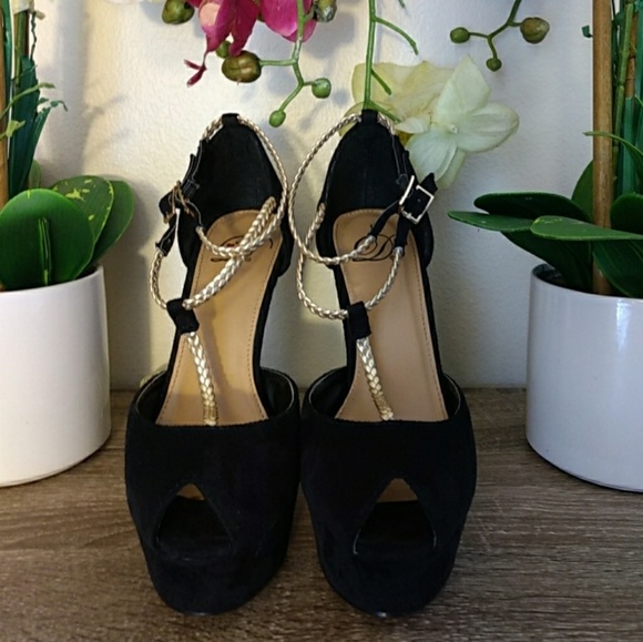 ❣️SOLD!!❣️Black and Gold Heels - Picture 4 of 8