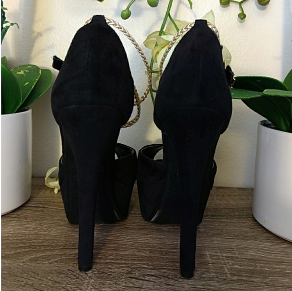 ❣️SOLD!!❣️Black and Gold Heels - Picture 6 of 8