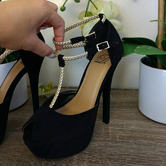 ❣️SOLD!!❣️Black and Gold Heels - Picture 5 of 8
