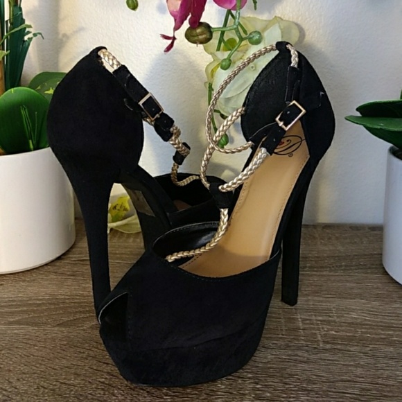 ❣️SOLD!!❣️Black and Gold Heels - Picture 2 of 8