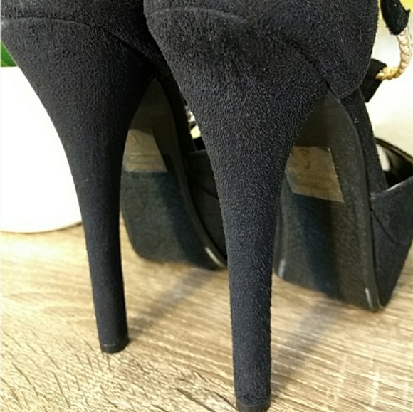 ❣️SOLD!!❣️Black and Gold Heels - Picture 7 of 8
