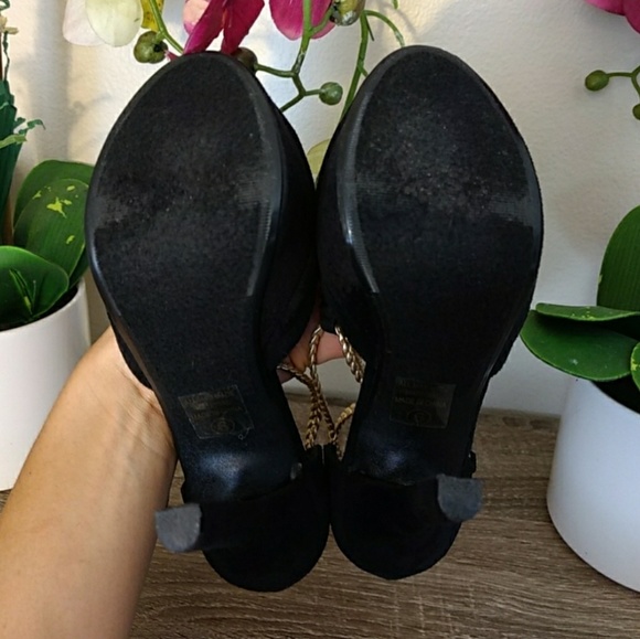 ❣️SOLD!!❣️Black and Gold Heels - Picture 8 of 8
