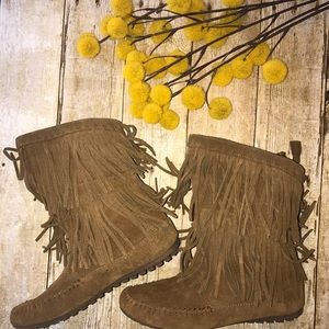 Minnetonka Suede Fringe Boots size 8