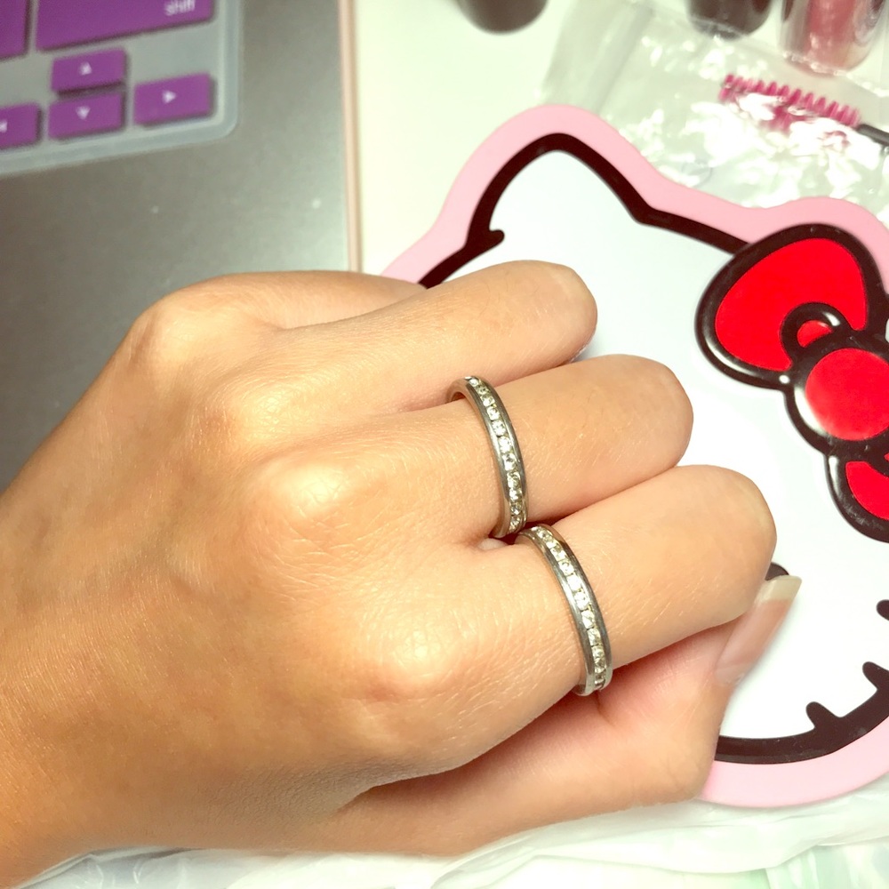 💕Two sparkling silver rings. Size:5