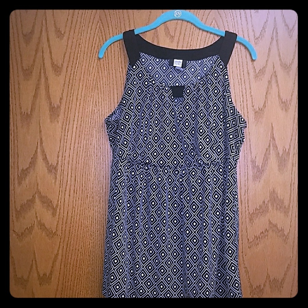 Adorable black and white plus size top 18/20W