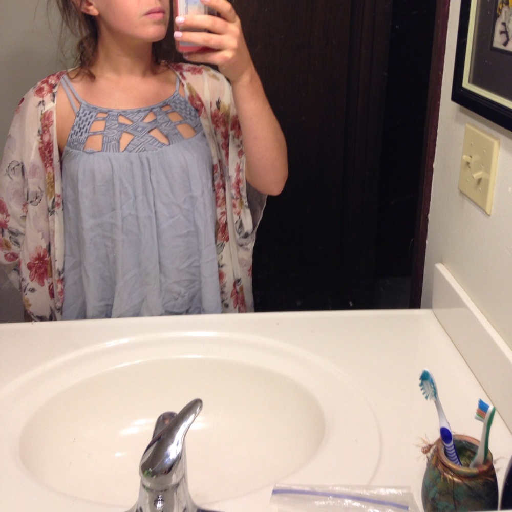 LIGHT BLUE FLOWY TOP